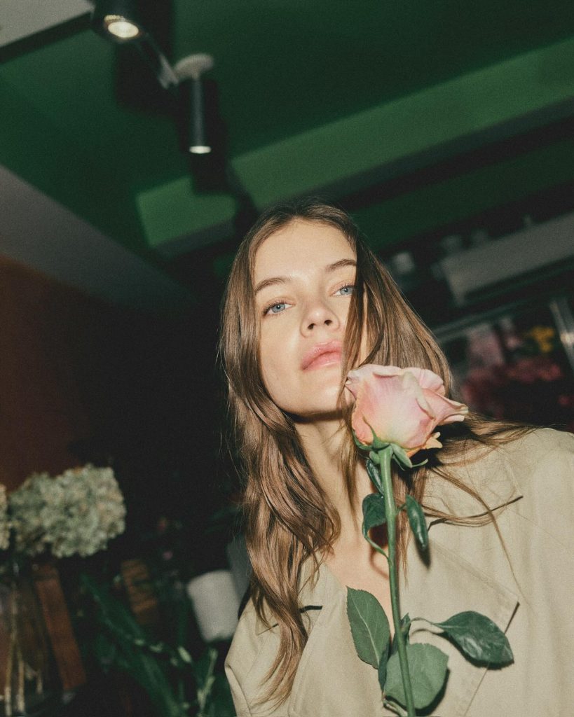 Barbara Palvin looks boobs