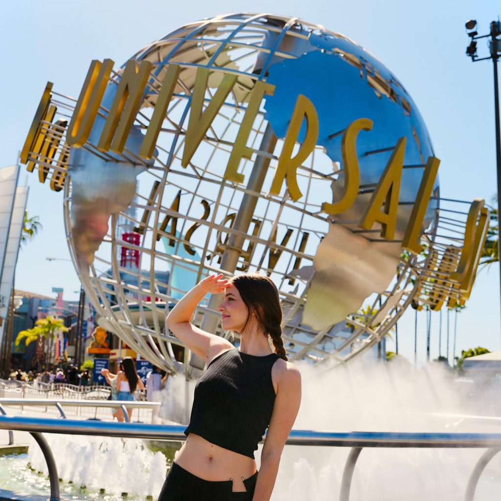 Barbara Palvin poses hot photos