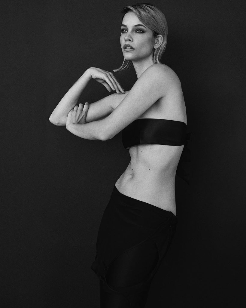 Barbara Palvin smiles hot images