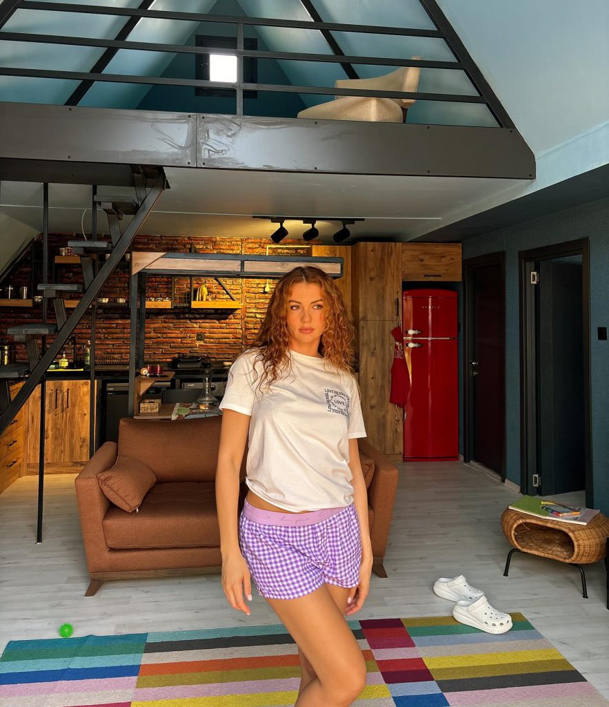 Burcu Özberk beautiful hot pics