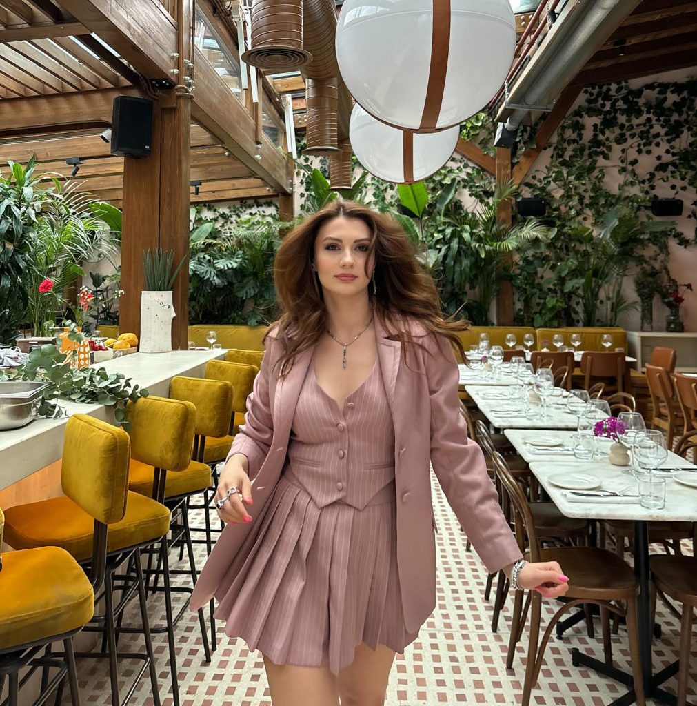 Burcu Özberk hot pics