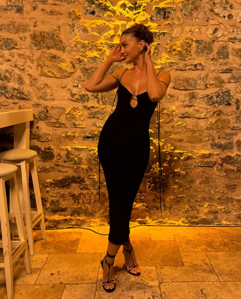 Burcu Özberk looks hot