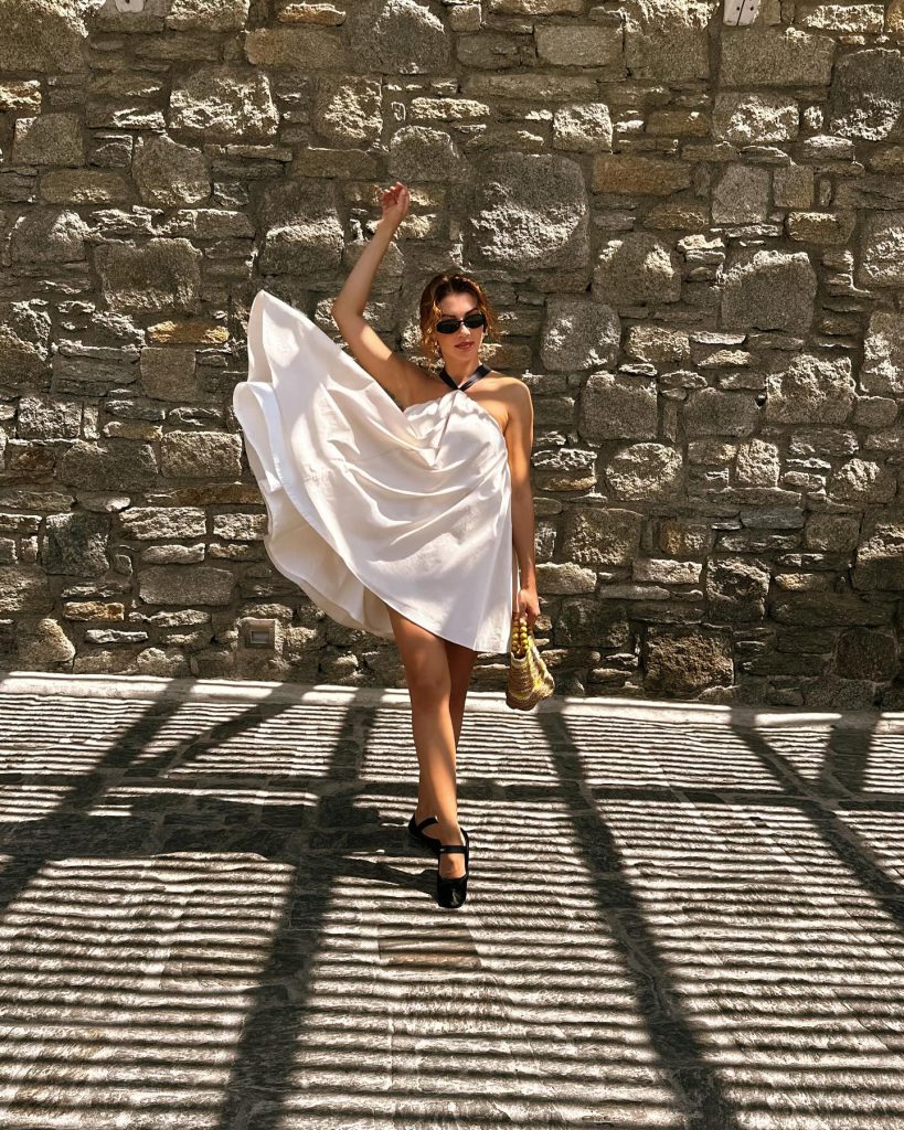 Burcu Özberk looks hot pics