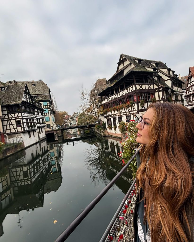 Burcu Özberk modeling bikini