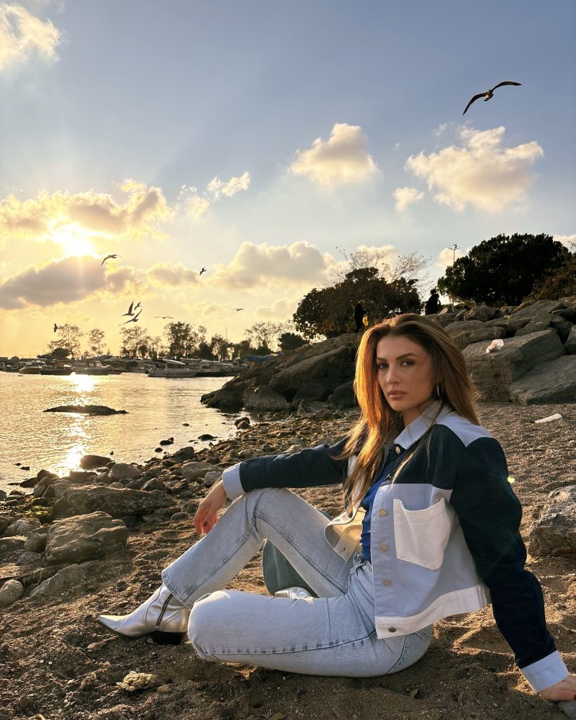 Burcu Özberk modeling hot bikini