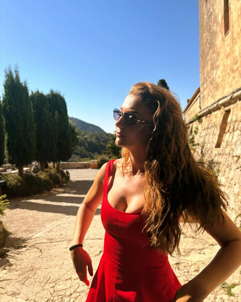 Burcu Özberk poses hot images