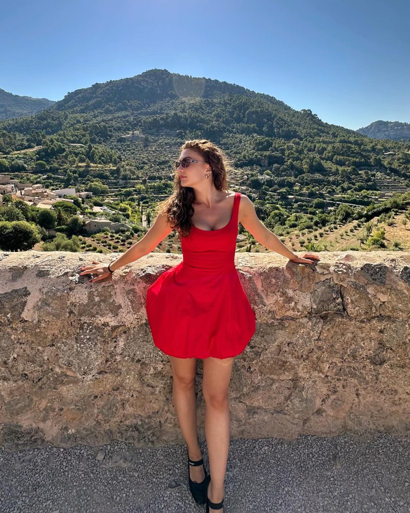 Burcu Özberk poses hot photos