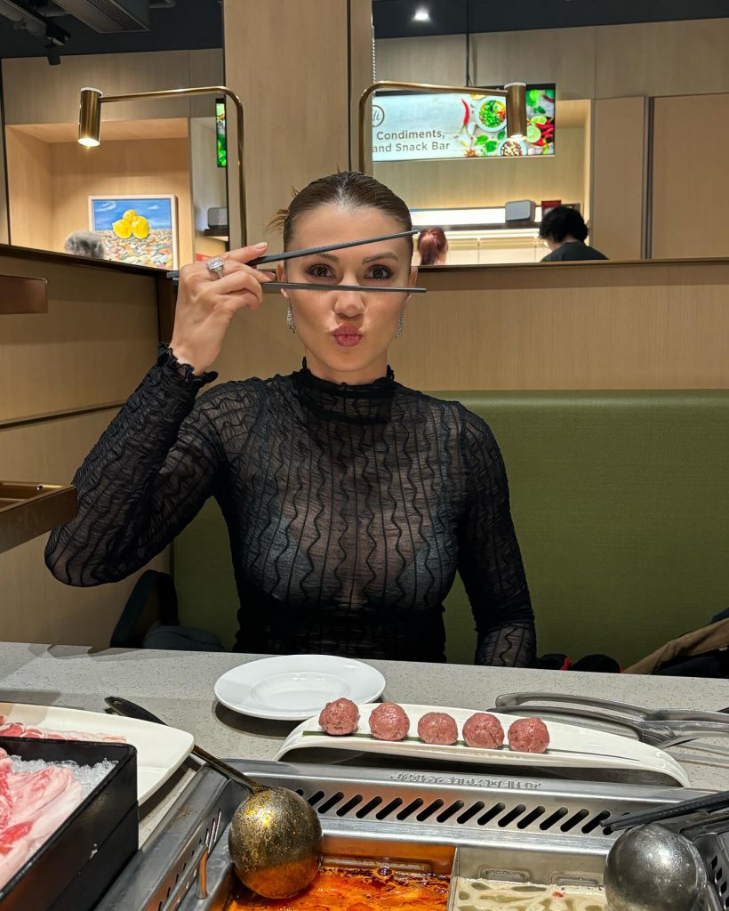 Burcu Özberk poses hot pics