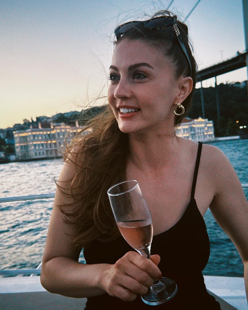 Burcu Özberk poses nudes