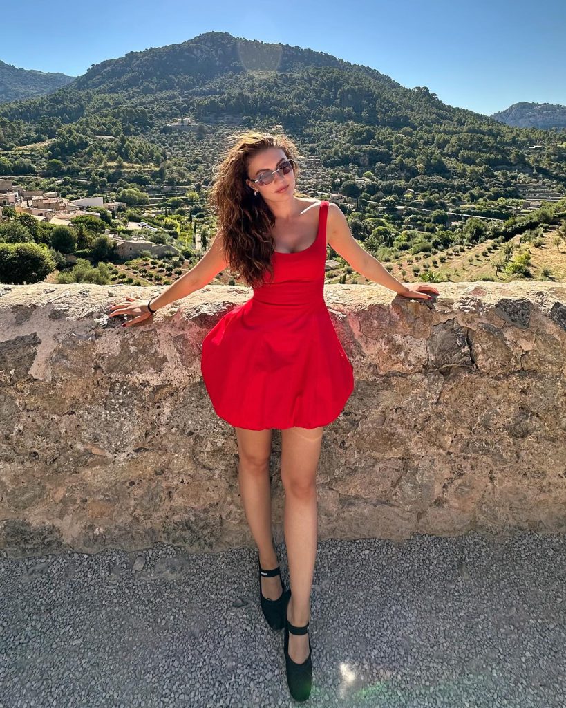 Burcu Özberk poses pussy