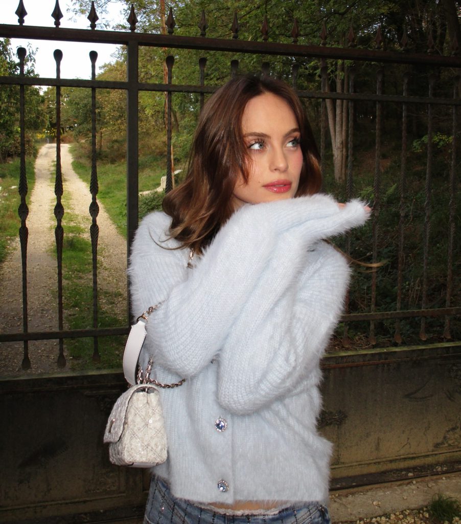 Cemre Solmaz depicts fire nude