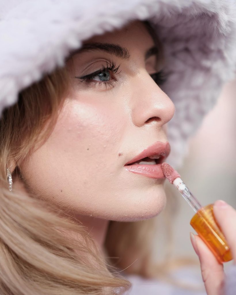 Cemre Solmaz smiles pussy