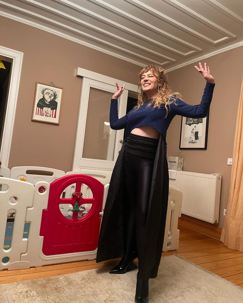 Demet Evgar ardent ass