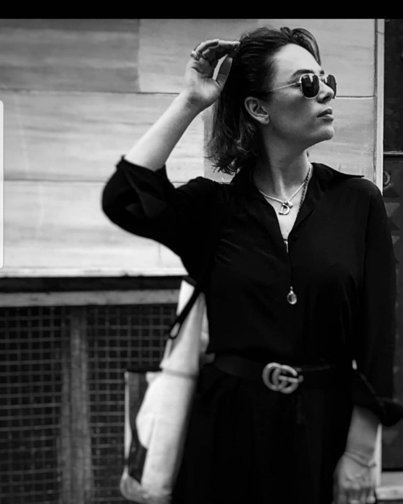 Demet Evgar looks nude