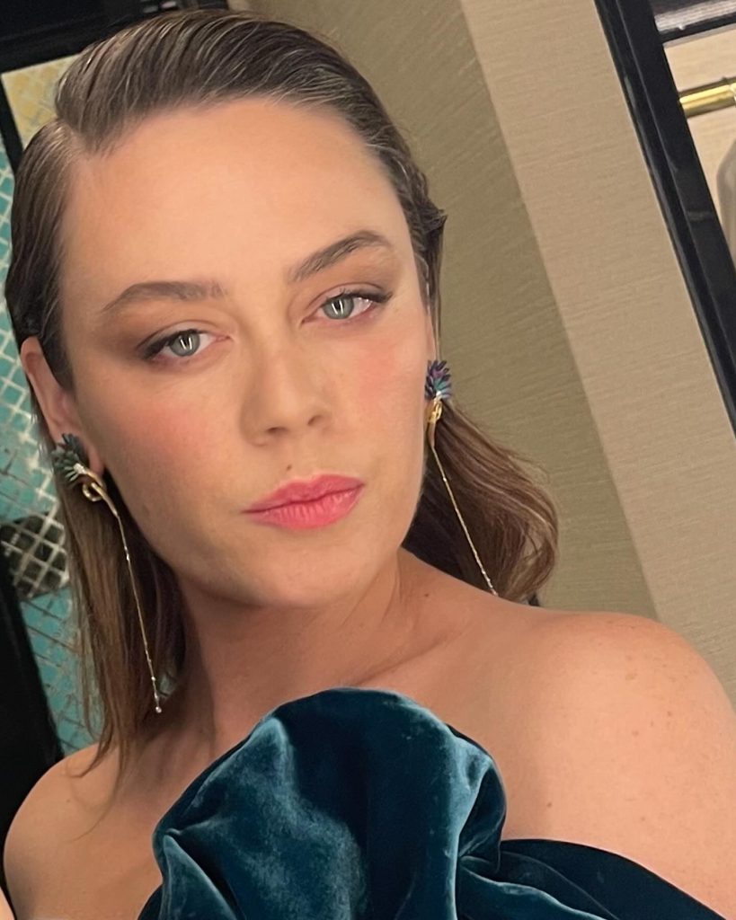 Demet Evgar poses hot pics