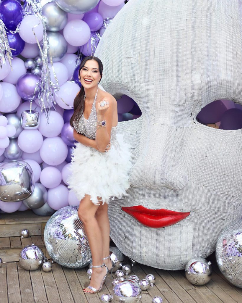 Dilan Polat ardent bikini