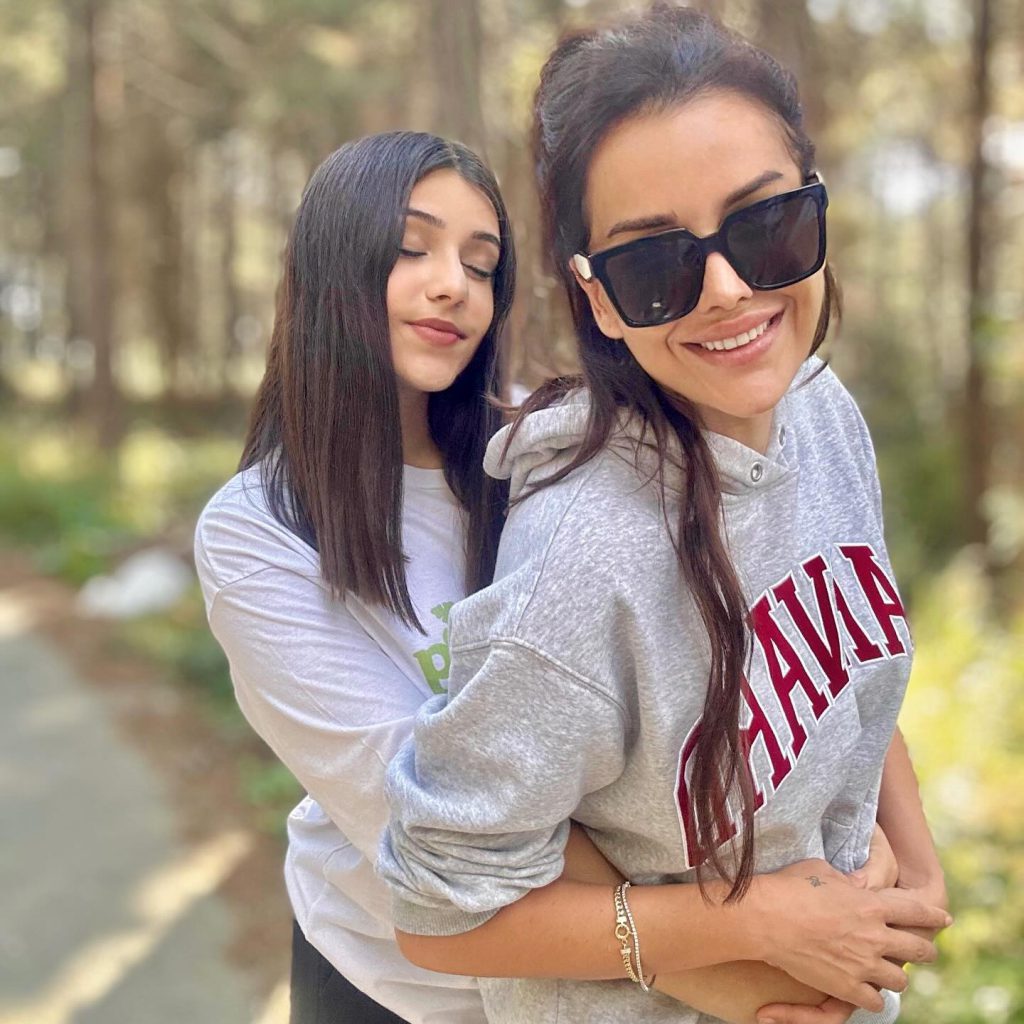 Dilan Polat ardent hot bikini