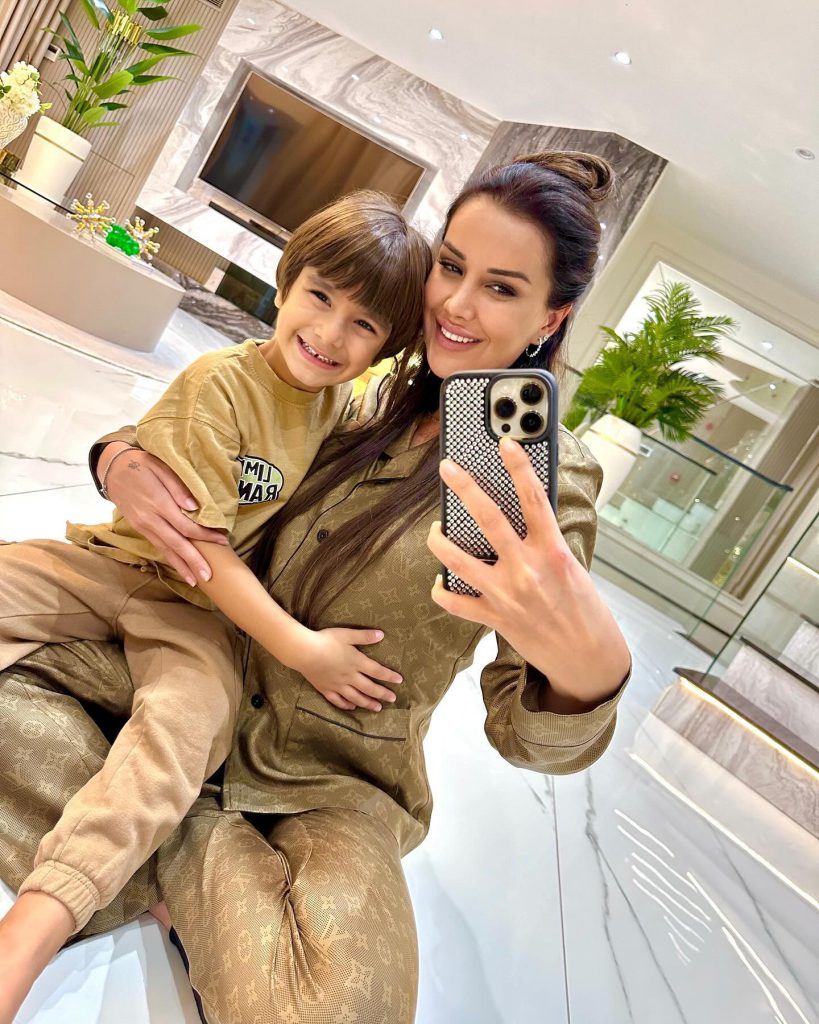 Dilan Polat ardent hot photos