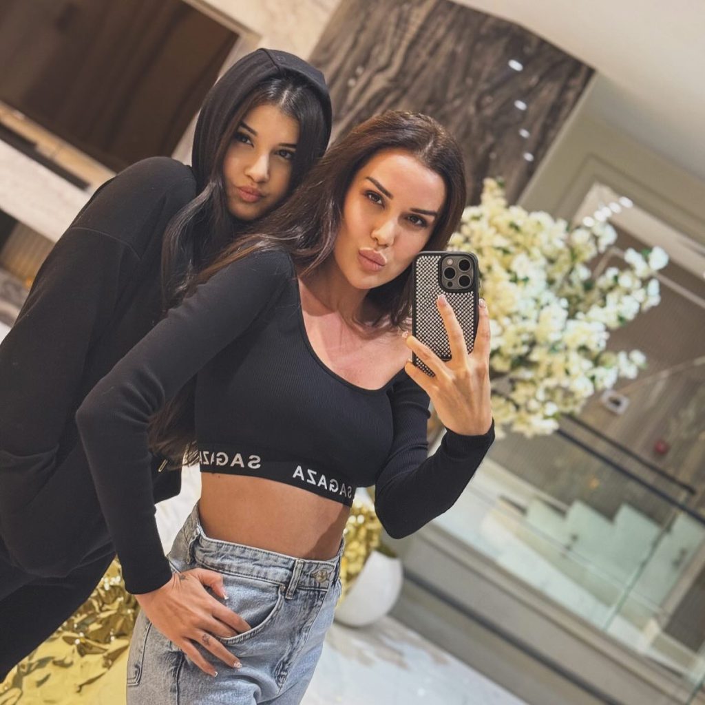 Dilan Polat depicts fire hot images