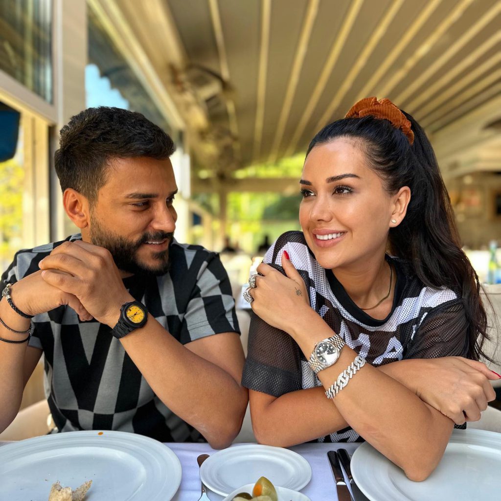 Dilan Polat looks hot bikini