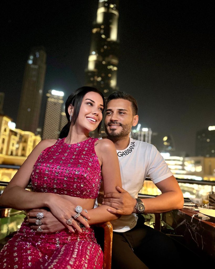 Dilan Polat looks naked