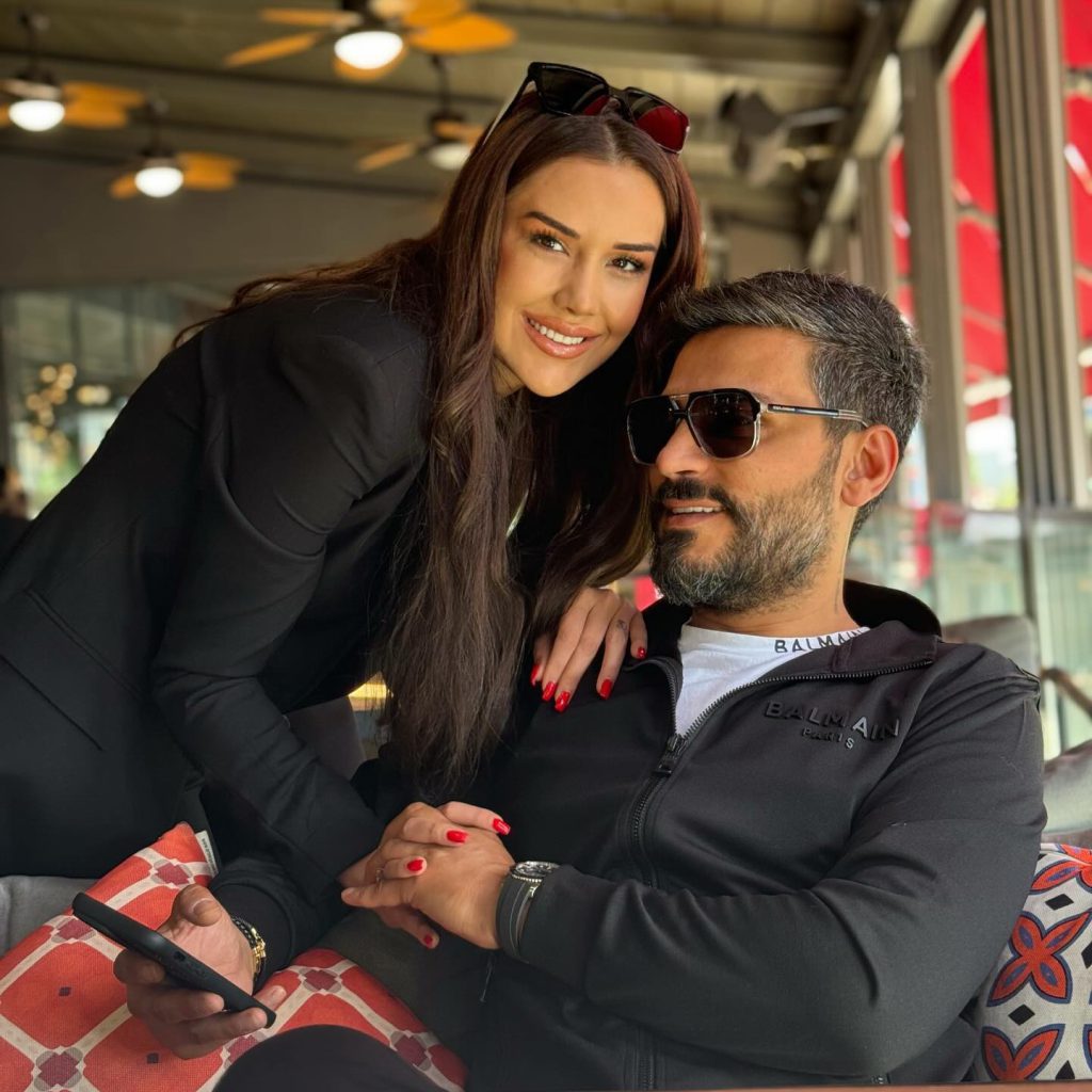 Dilan Polat modeling ass