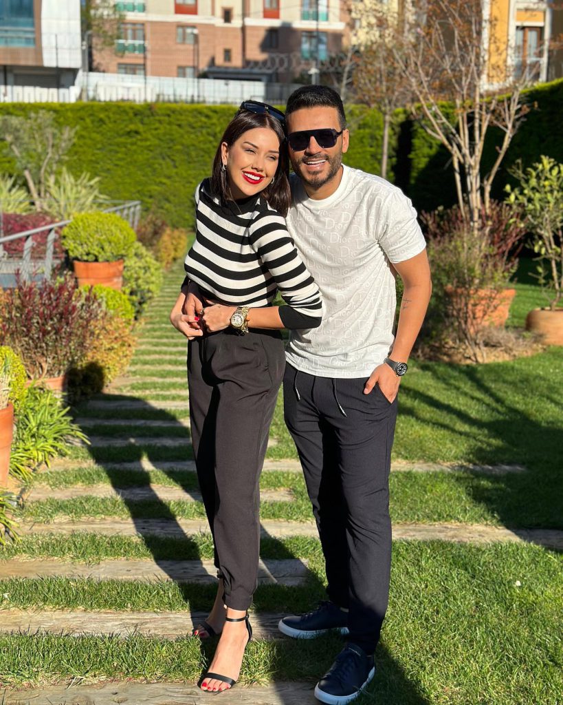 Dilan Polat poses ass