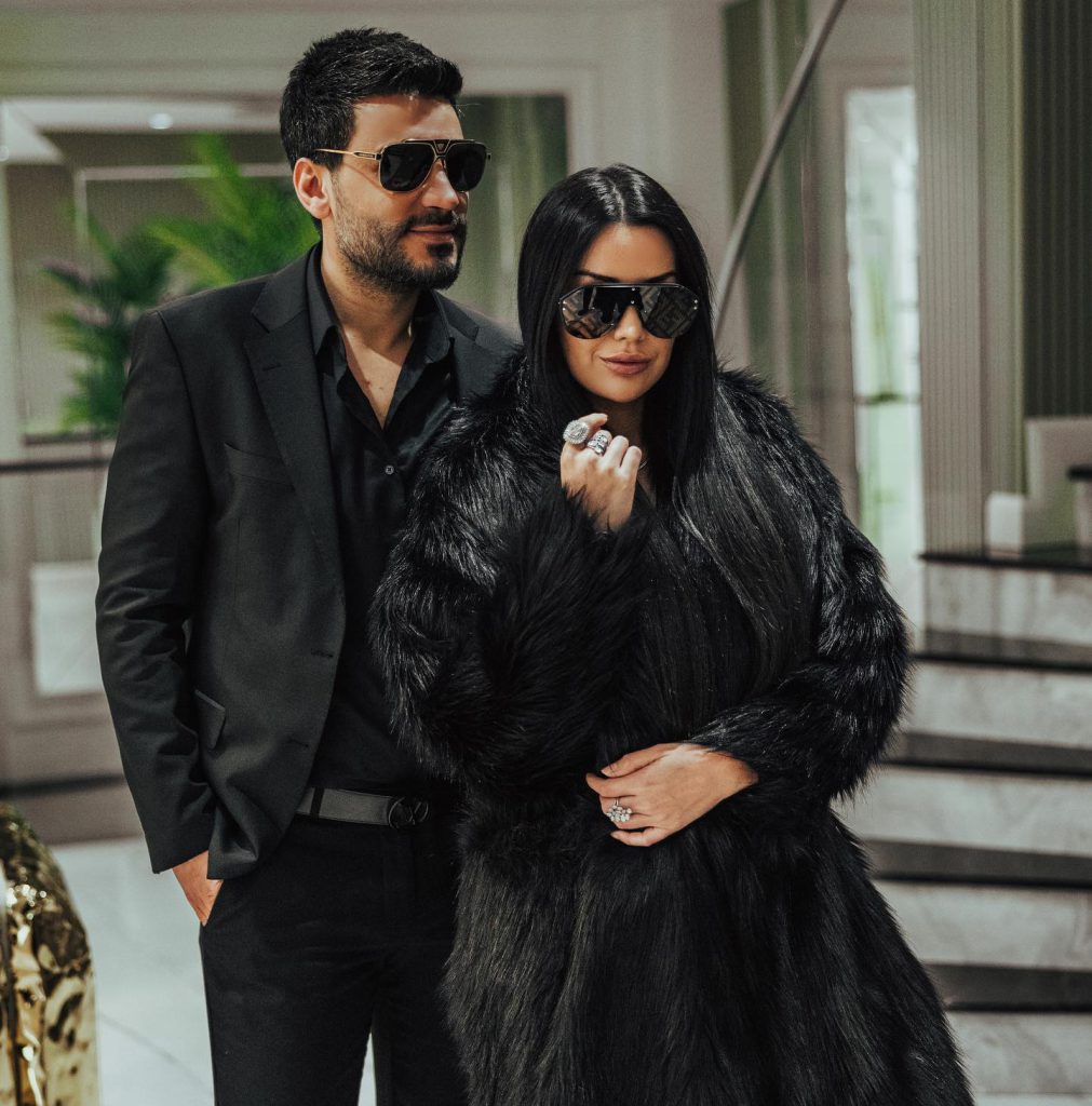 Dilan Polat poses bikini