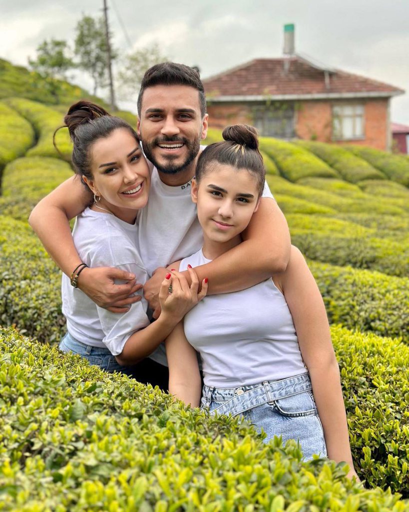 Dilan Polat poses boobs