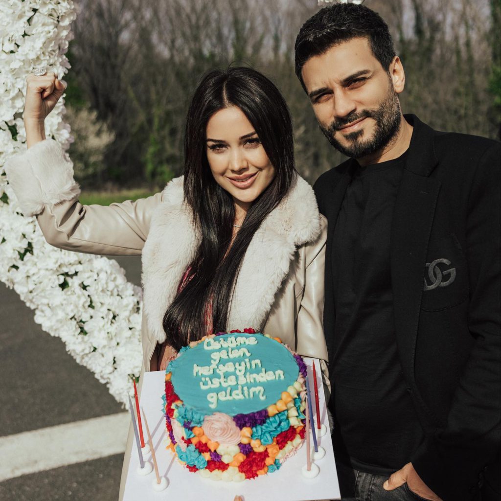 Dilan Polat poses hot