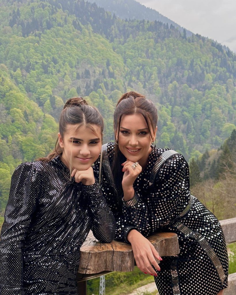 Dilan Polat poses hot images