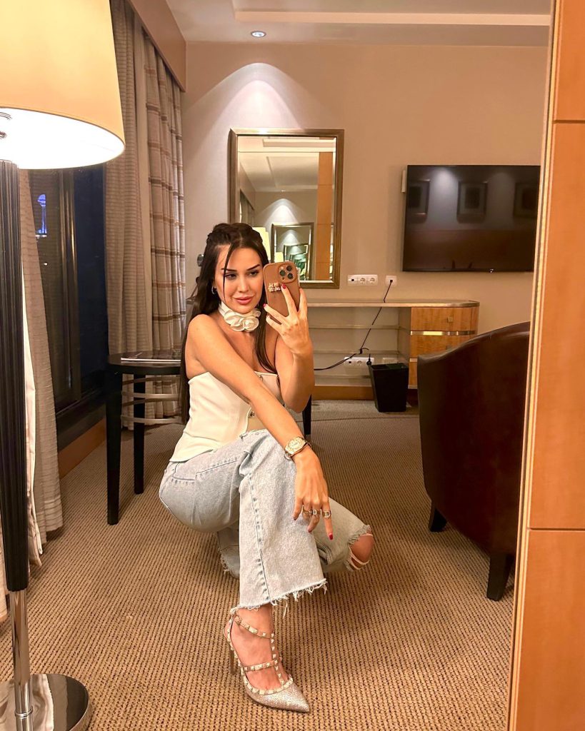 Dilan Polat poses hot xxx