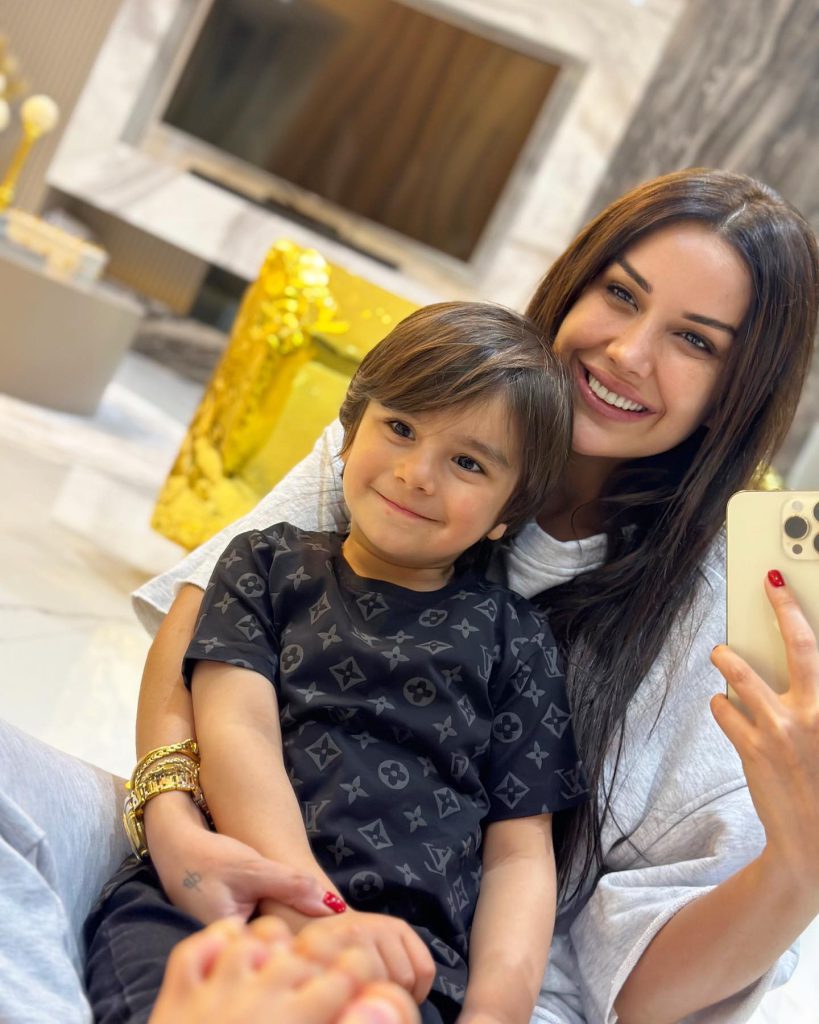 Dilan Polat poses nude