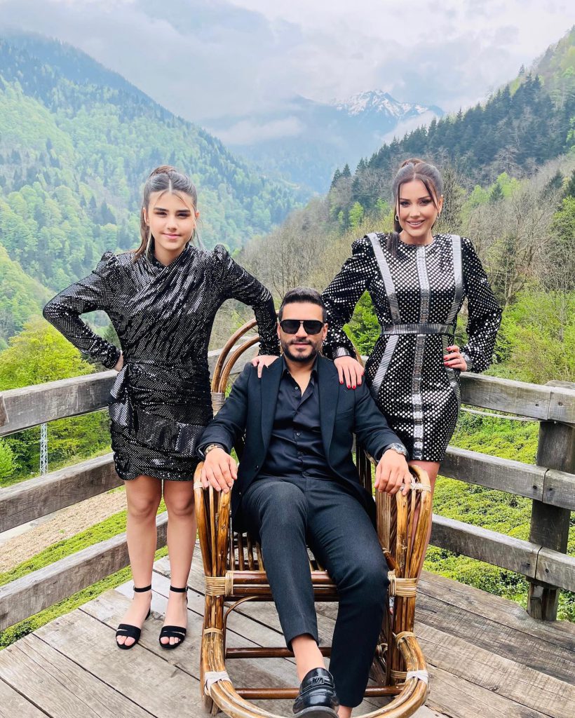 Dilan Polat poses pussy