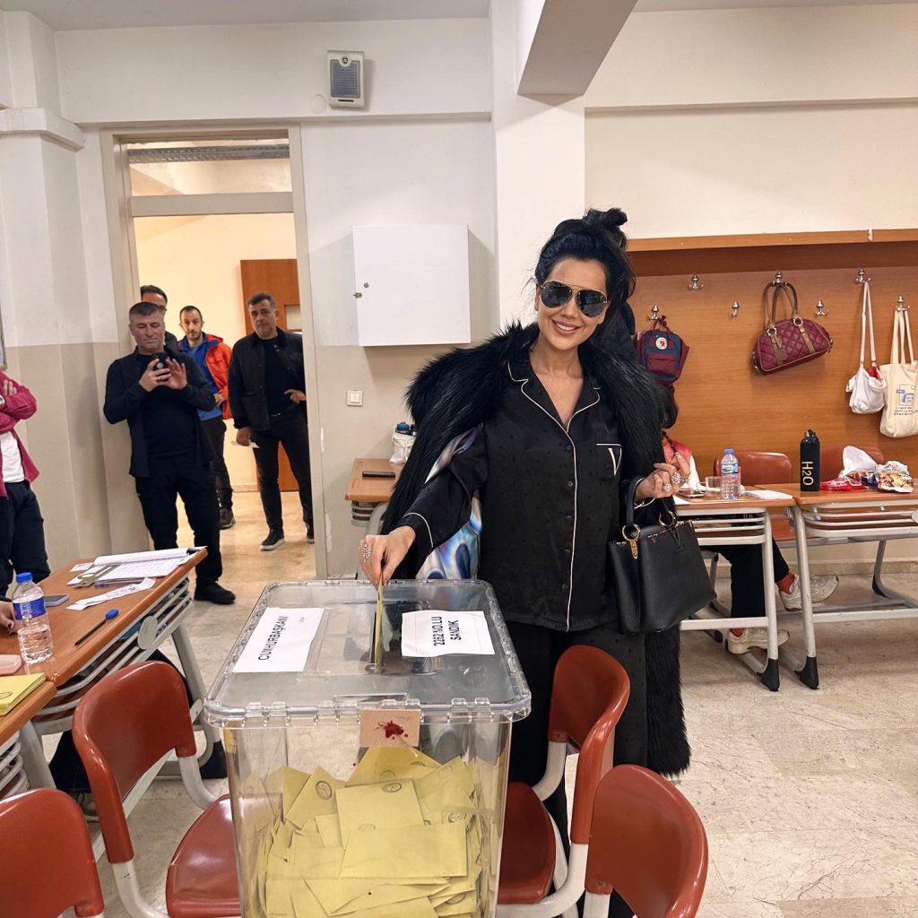 Dilan Polat smiles boobs