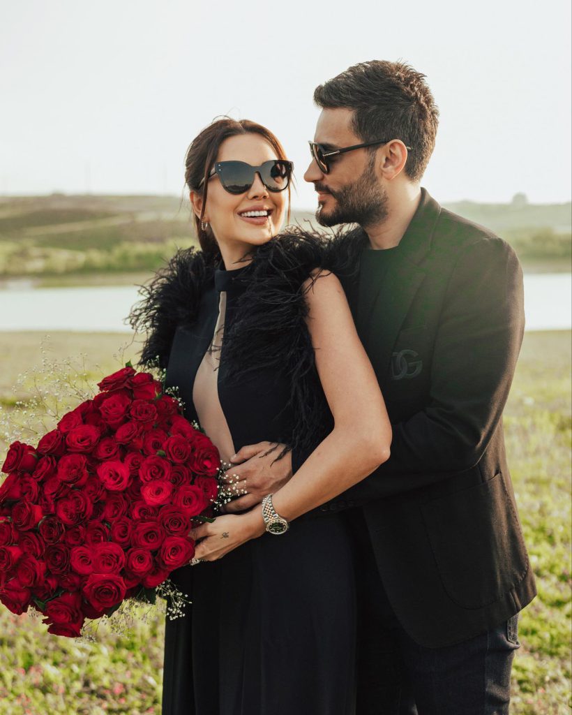 Dilan Polat smiles hot pics