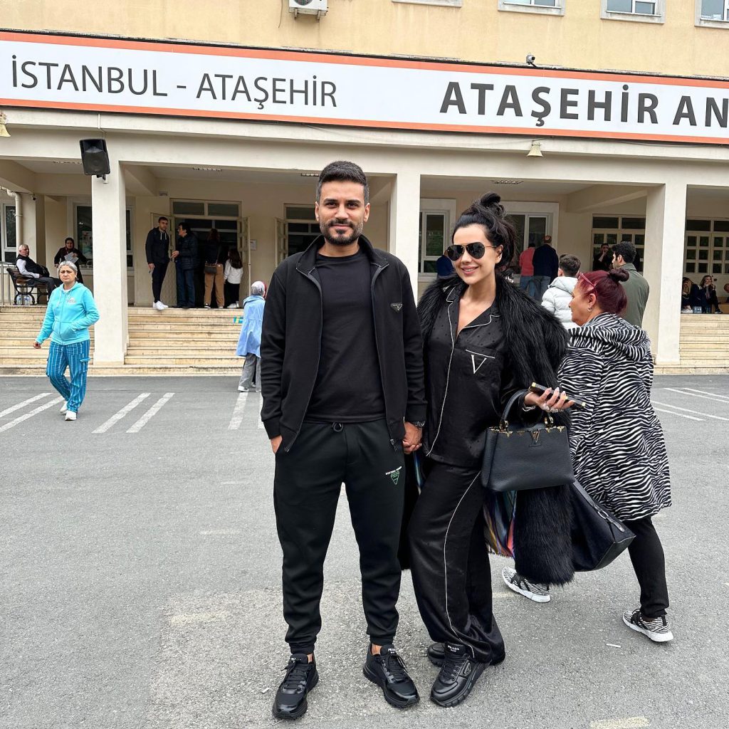 Dilan Polat smiles nude pics