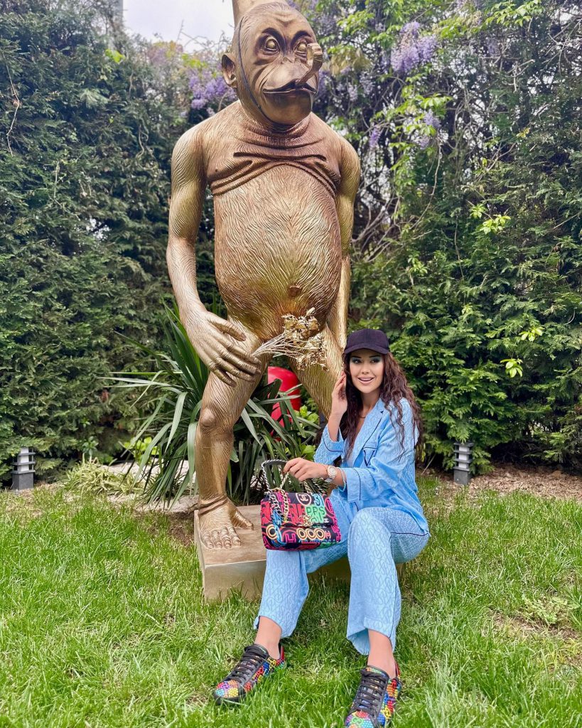 Dilan Polat smiles sex