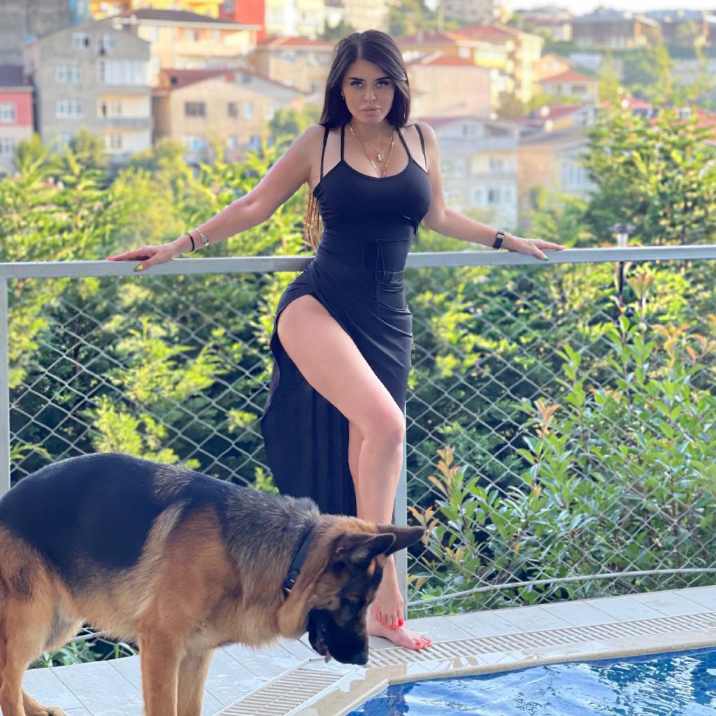 Ebru Polat looks nude