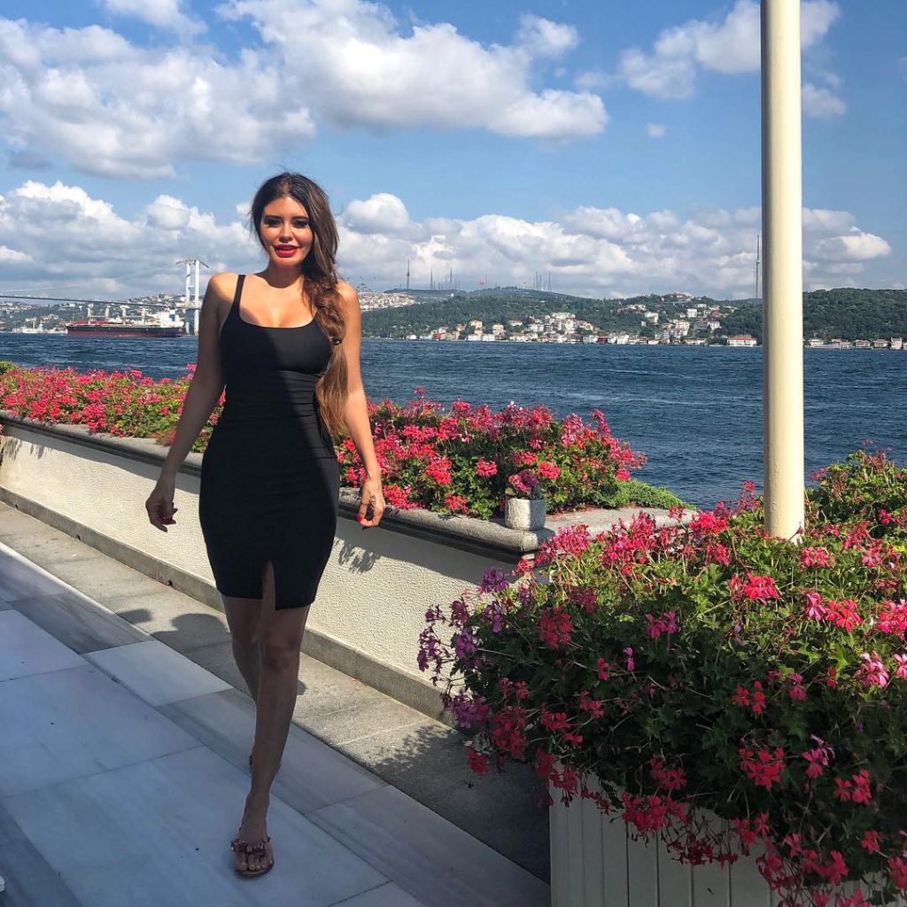 Ebru Polat looks nude pics