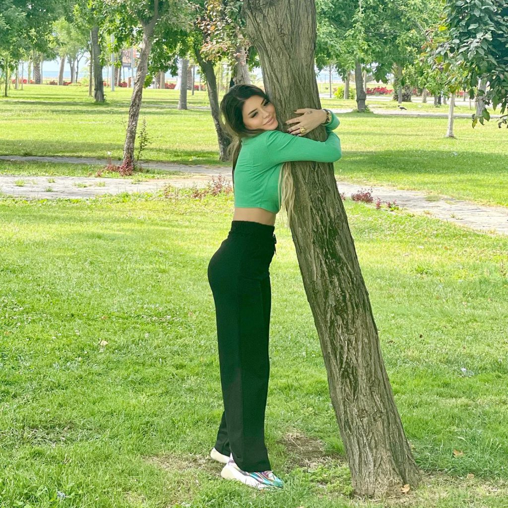 Ebru Polat poses hot pics