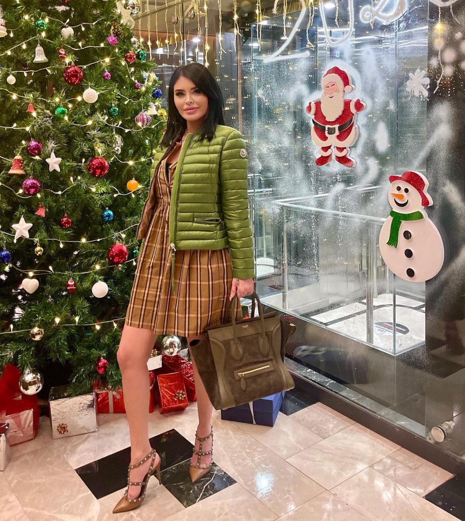 Ebru Polat poses nude pics