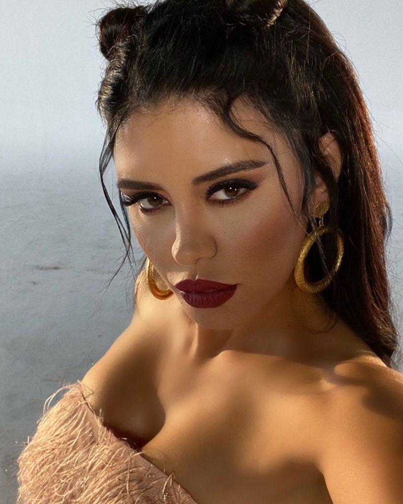 Ebru Polat poses nudes