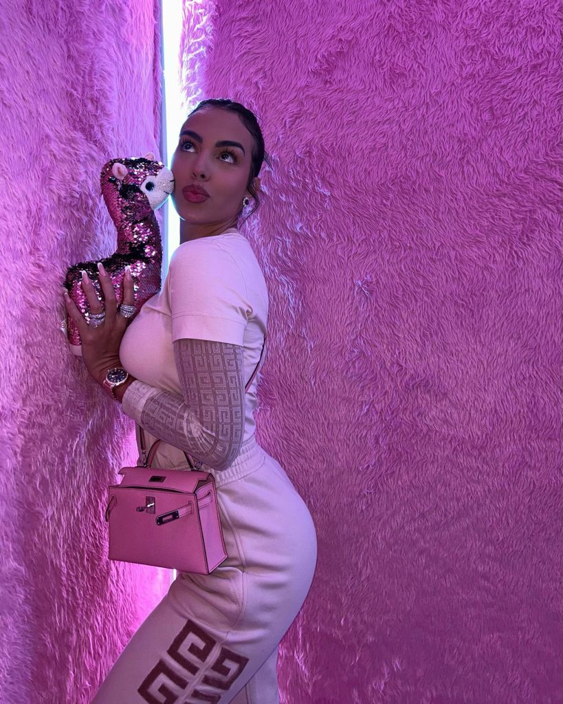 Georgina Rodríguez poses pussy