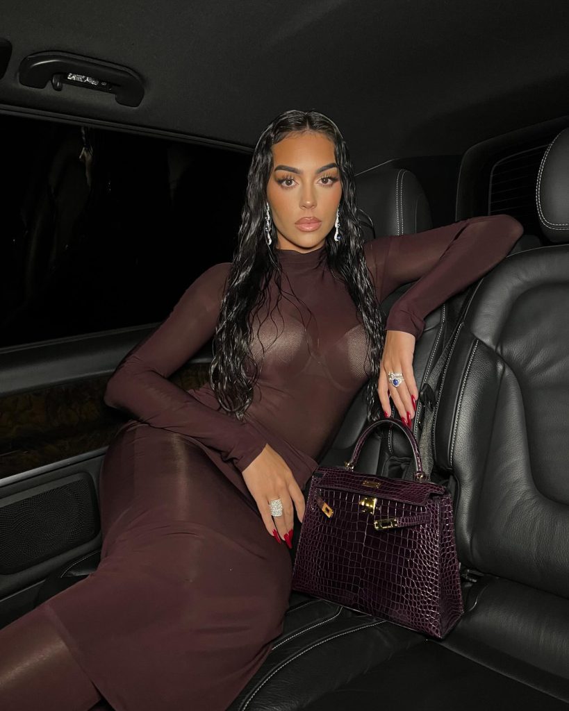 Georgina Rodríguez smiles hot pics