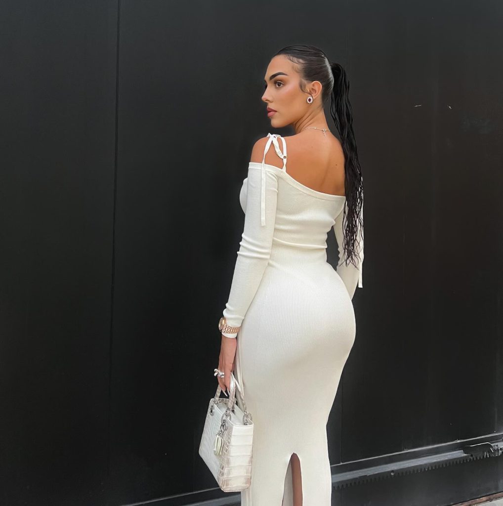 Georgina Rodríguez smiles naked