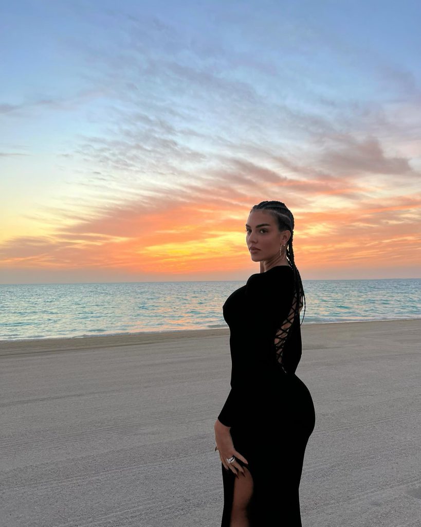 Georgina Rodríguez smiles pussy