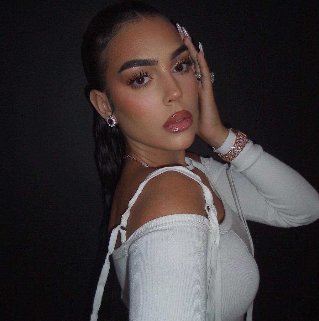 Georgina Rodríguez smiles sexy