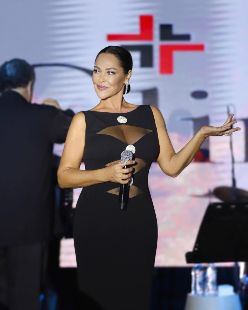 Hülya Avşar ardent naked