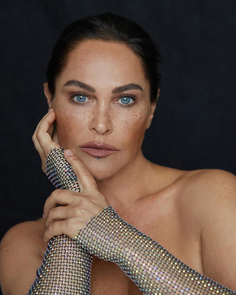 Hülya Avşar depicts fire ass